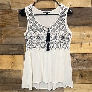 Signature Studio Women's Sleeveless Embroidered Top - White and Black
